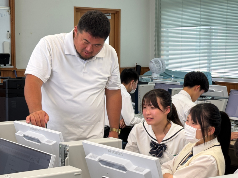 先生のサポートを受けながら学ぶ川之江高校の生徒
