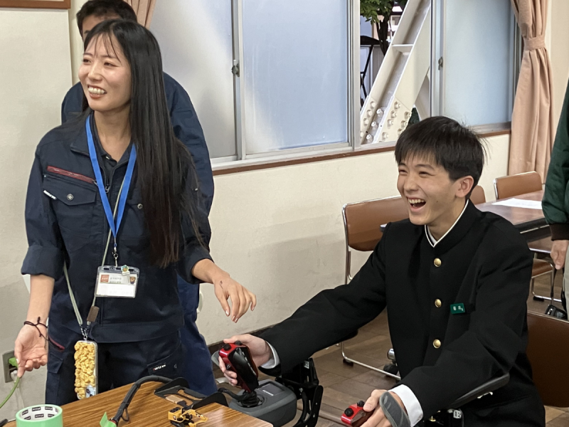 地域の方と交流しながら学ぶ川之江高校の生徒